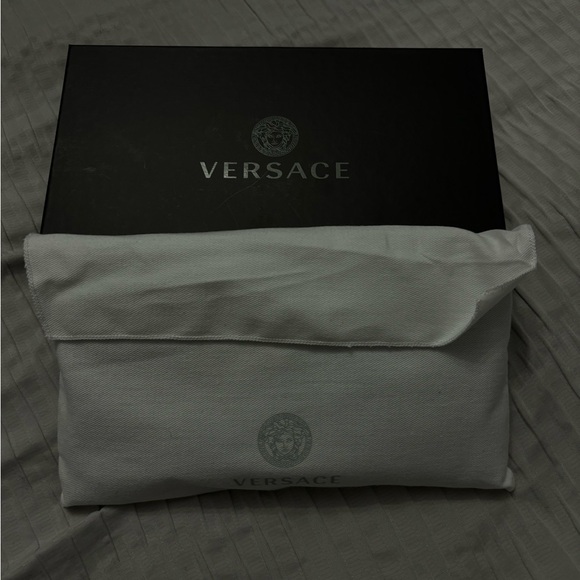 BRAND NEW VERSACE ZIPPY WALLET - Picture 3 of 9